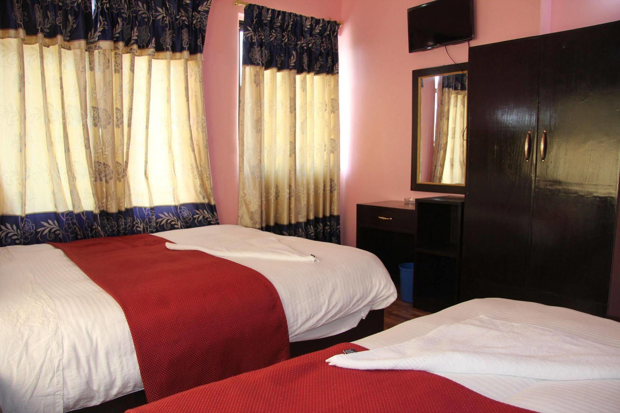 Hotel Buttercup Pokhara Exterior photo