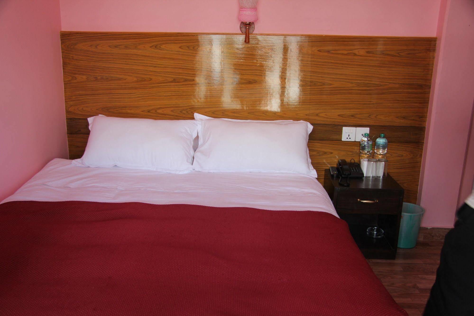 Hotel Buttercup Pokhara Exterior photo