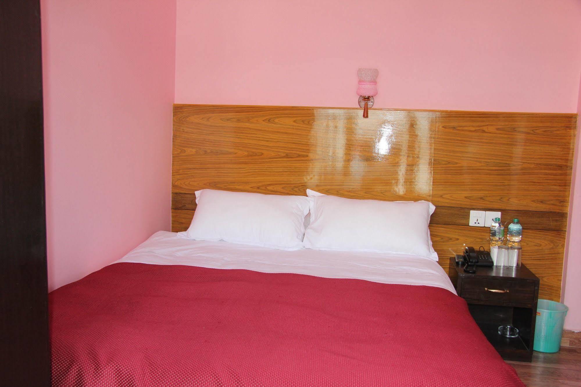 Hotel Buttercup Pokhara Exterior photo